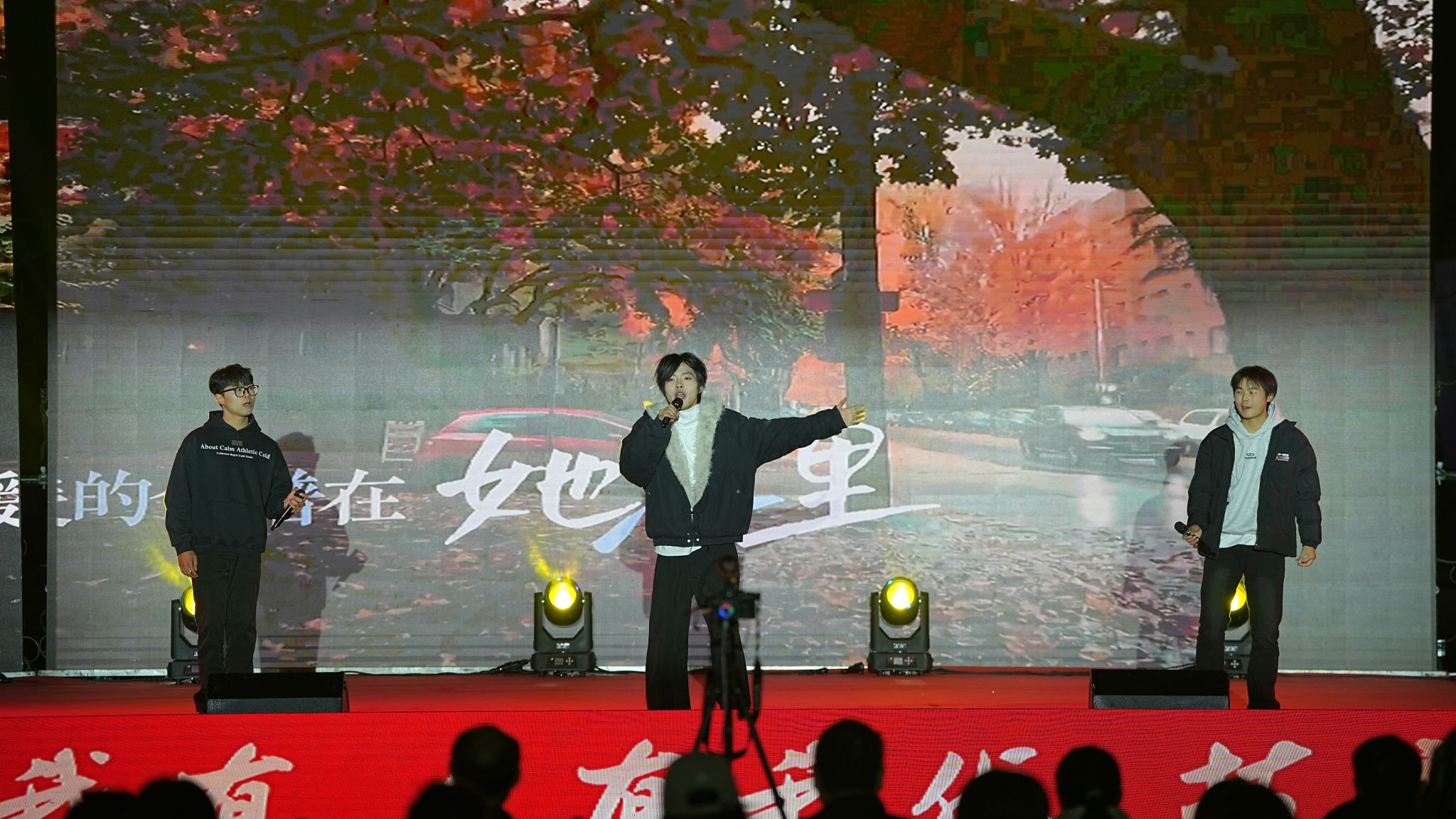 《我和我的祖国》以深情的演唱与优美的