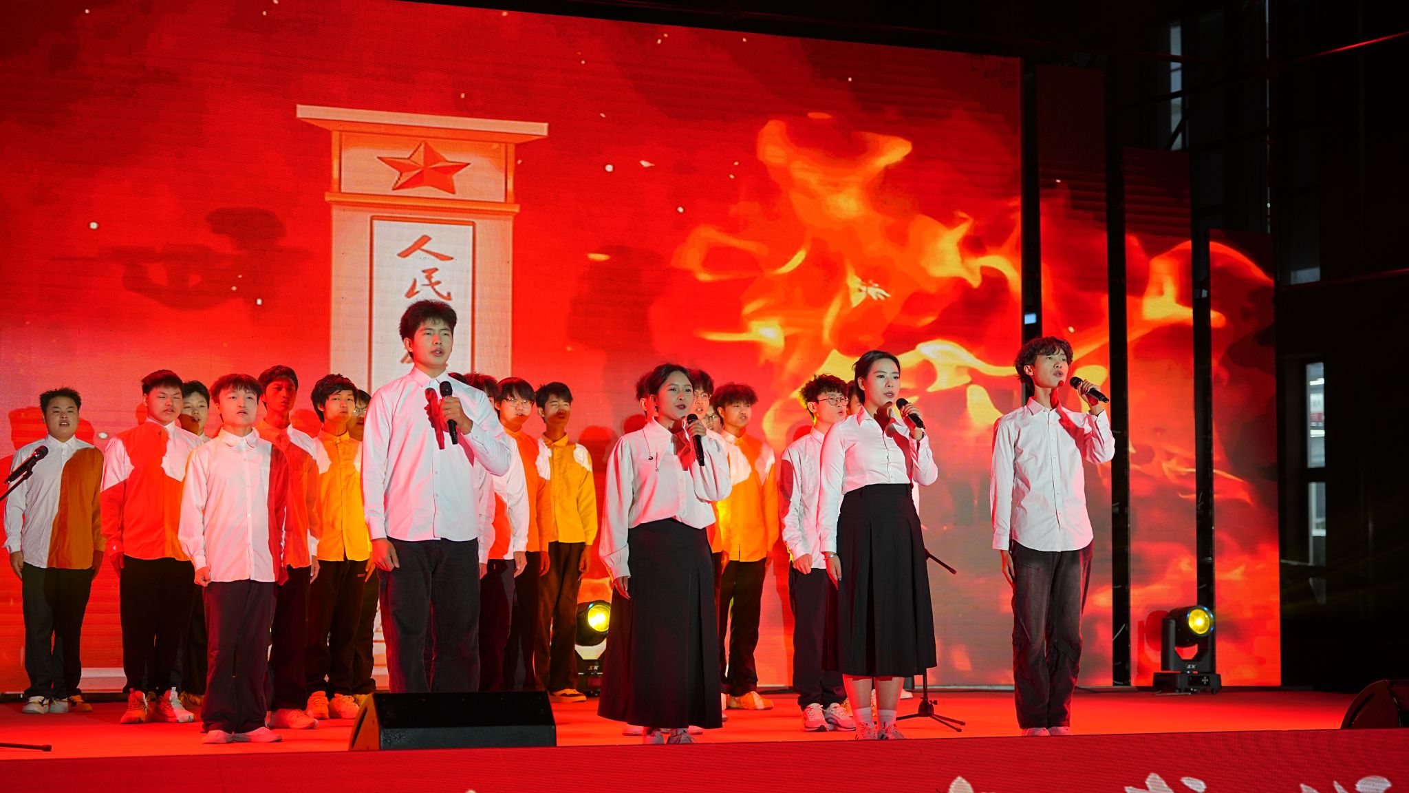 凯旋娱乐app与曼城达成官方合作师生合影