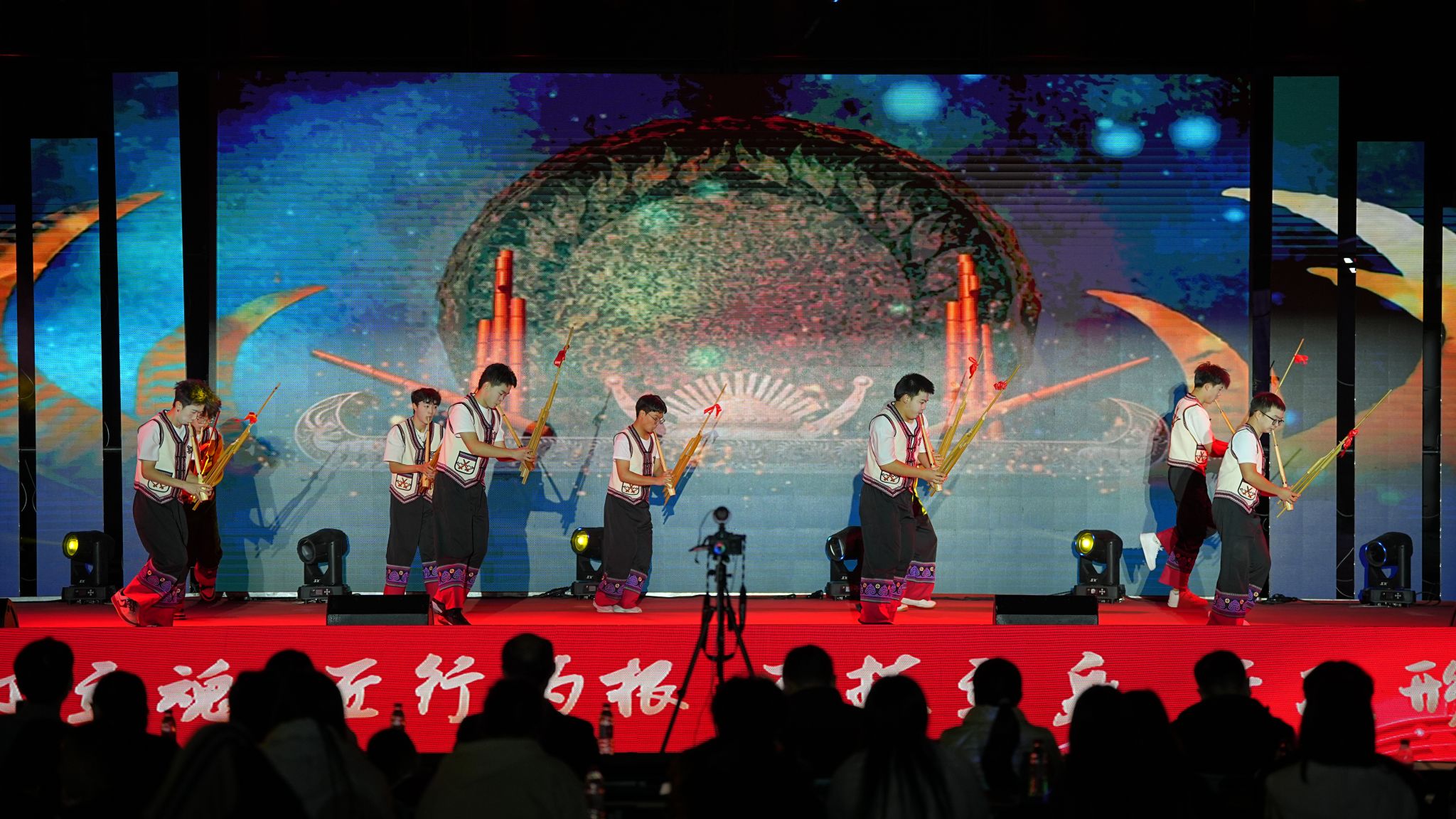 晚会在大型舞蹈《龙腾盛世》的恢宏气势