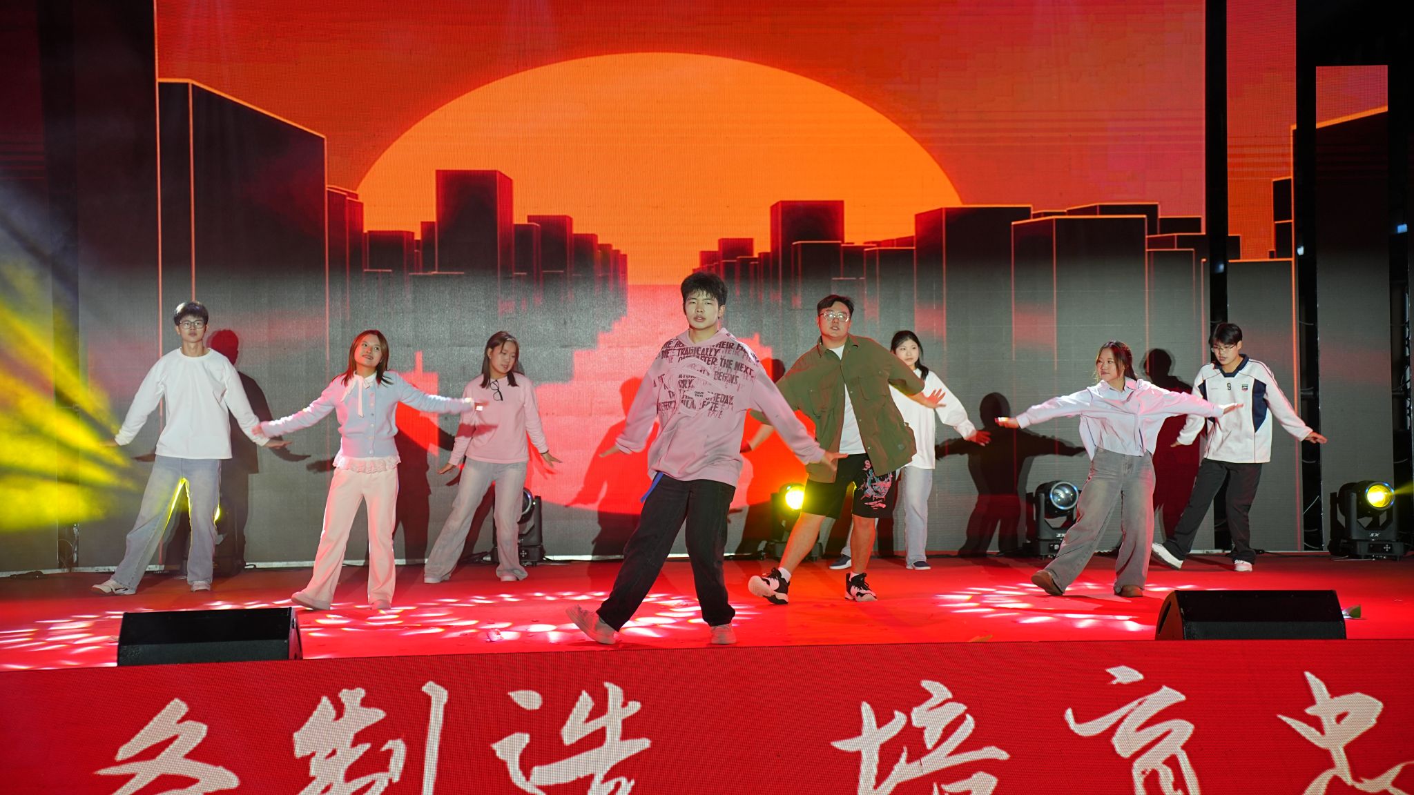 创意舞蹈《被套舞》展现了同学们的无限