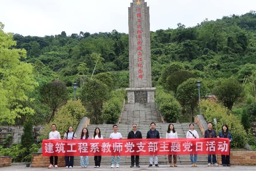 引导学员传承红色基因